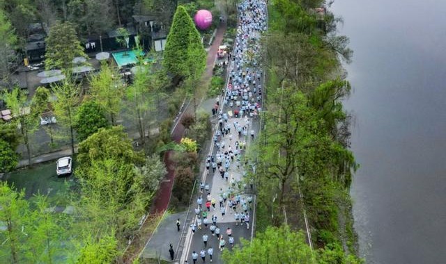 必赢体育登录入口-成都：一场“小村跑”，一篇“大文章”